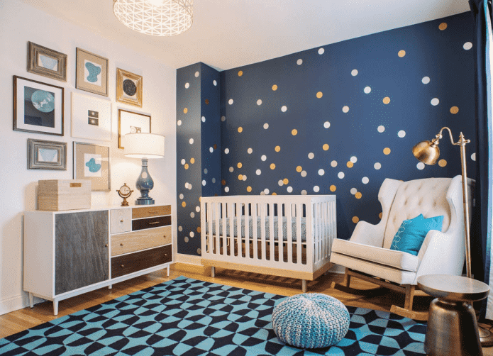 interior azul e branco de um quarto infantil