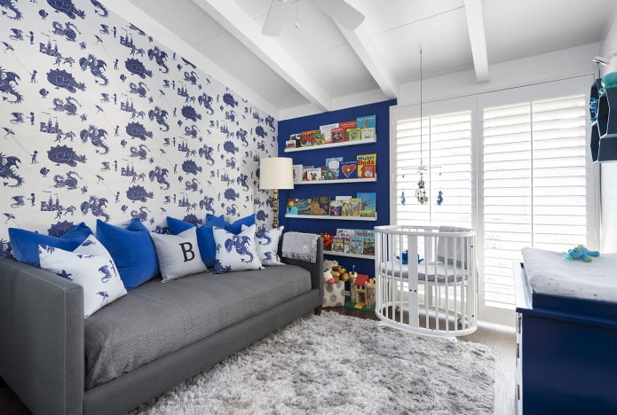 interior azul e branco de um quarto infantil