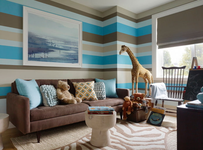 interior marrom e azul de um quarto infantil