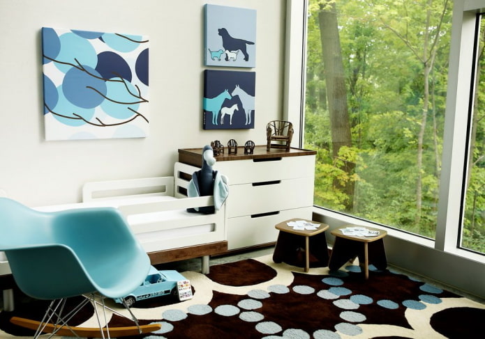 interior marrom e azul de um quarto infantil