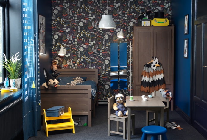interior marrom e azul de um quarto infantil