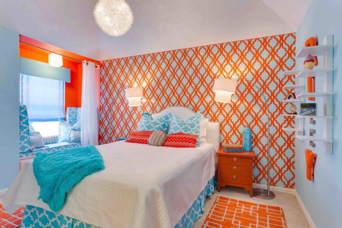 interior azul e laranja do quarto das crianças