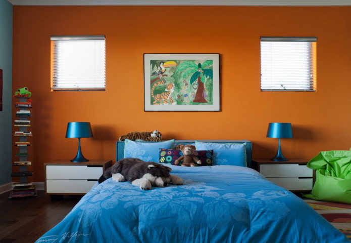 interior azul e laranja do quarto das crianças