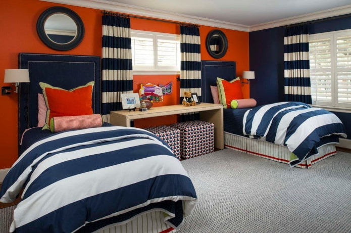 interior azul e laranja do quarto das crianças
