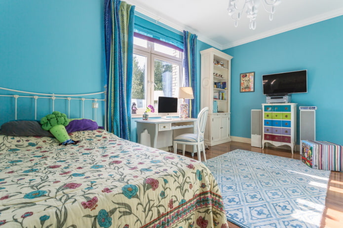 têxteis e decoração no interior de um quarto infantil em tons de azul