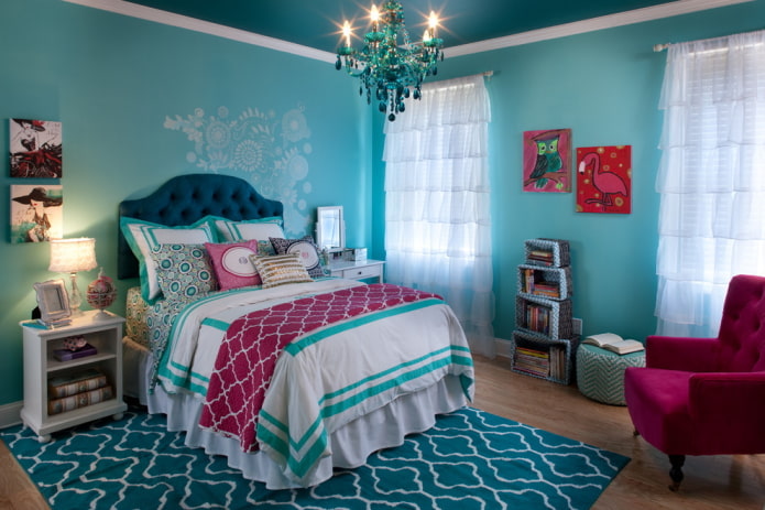 têxteis e decoração no interior de um quarto infantil em tons de azul