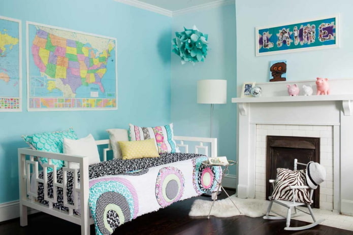 têxteis e decoração no interior de um quarto infantil em azul Tons