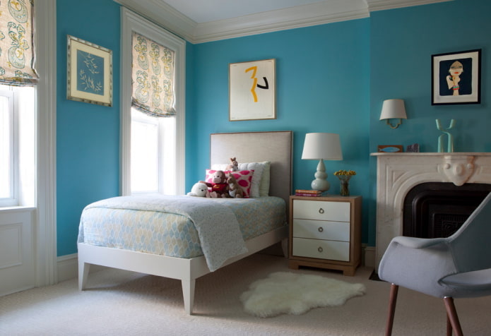 decoração no interior de um quarto infantil em tons de azul