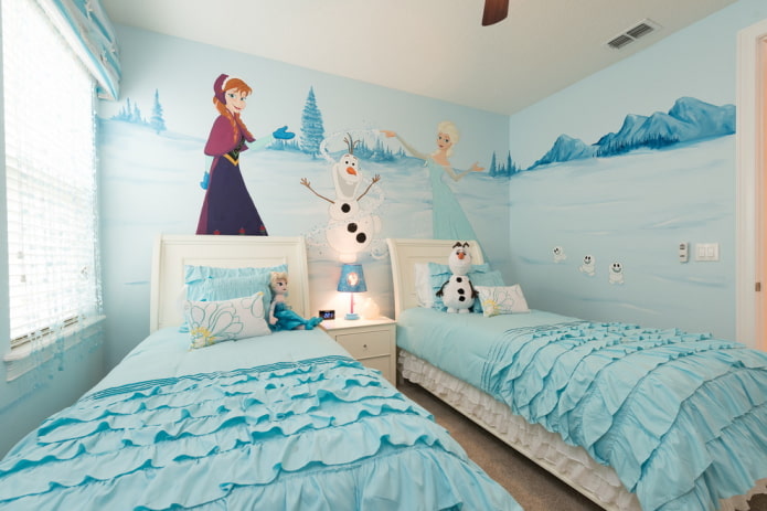 decoração no interior de um quarto infantil em tons de azul