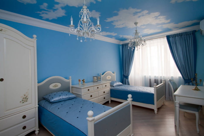 decoração no interior de um quarto infantil em tons de azul