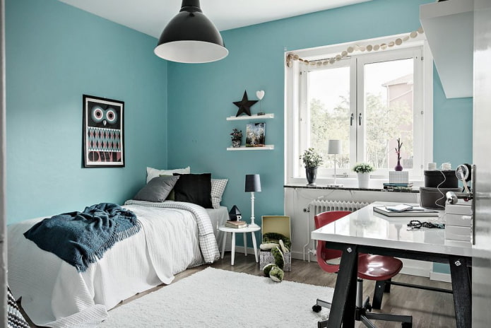 Tons de azul no interior de um quarto de criança