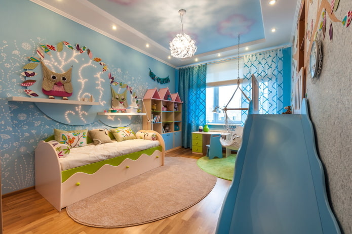 móveis no interior do quarto infantil em tons de azul