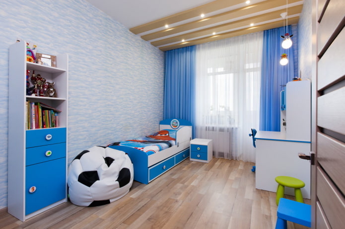 móveis no interior de um quarto de bebê em tons de azul