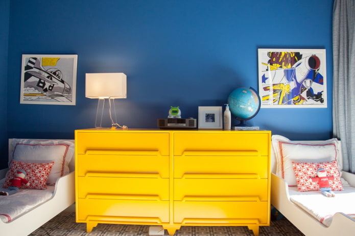 móveis no interior de um quarto de bebê em tons de azul