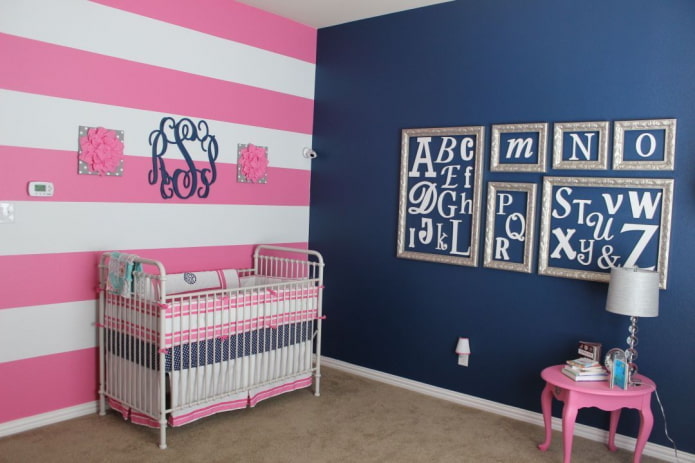 interior azul e rosa de um quarto infantil