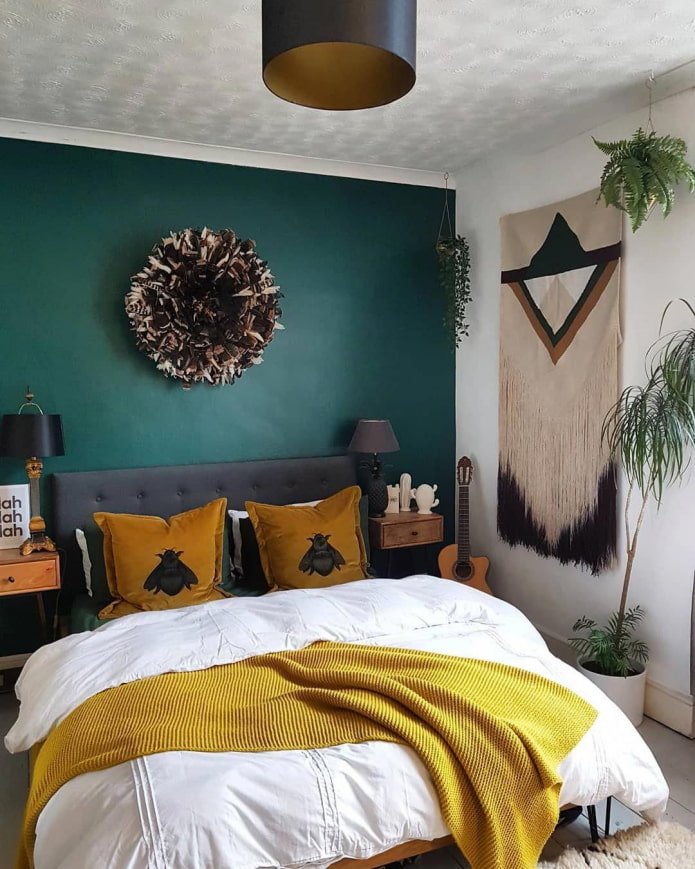 combinação de mostarda e verde no quarto