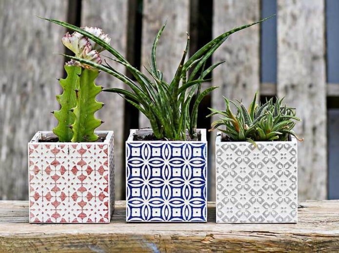 Vasos de flores feitos de azulejos