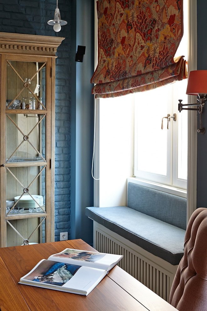Uma chaise longue em um apartamento