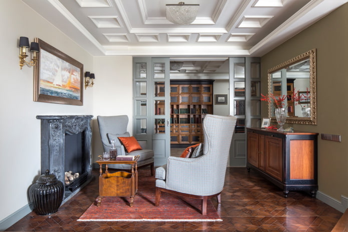Sala de estar com poltronas e lareira