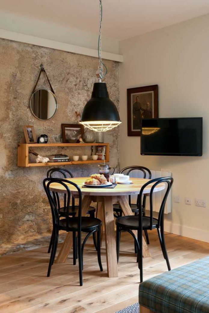 Mesa com cadeiras na sala de estar