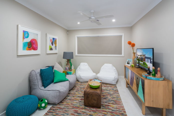 Pufes em uma sala de estar com TV