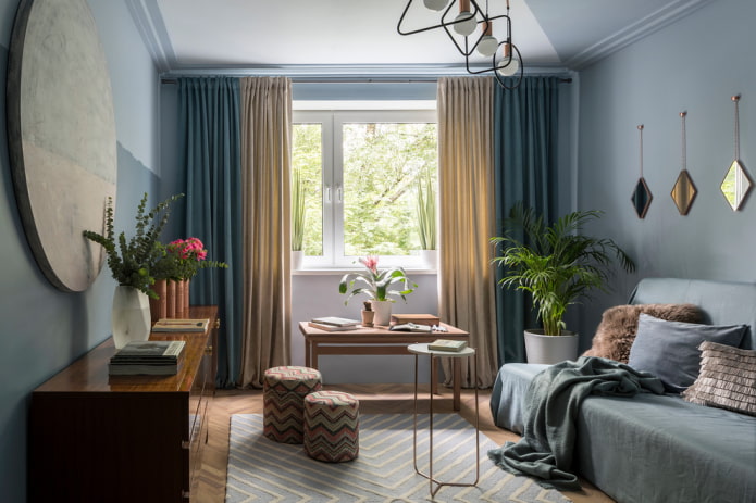 decoração e tecidos no interior de uma sala de estar azul