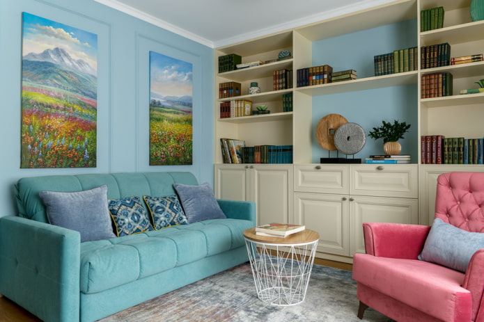 decoração e tecidos no interior de uma sala de estar azul
