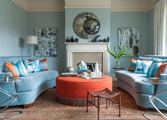 sala de estar azul com detalhes brilhantes