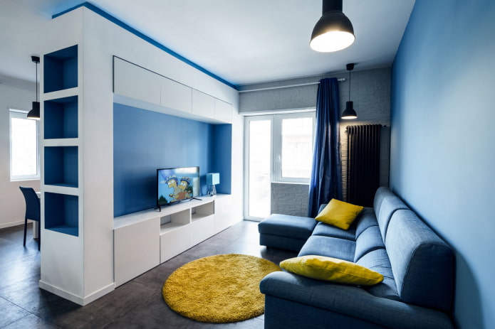 sala de estar azul com detalhes brilhantes