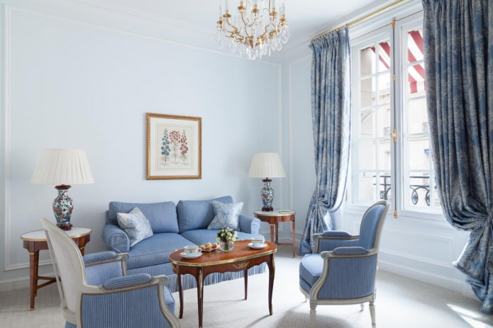 sala de estar azul em estilo clássico