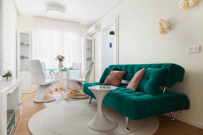 área de jantar na sala de estar em um apartamento Khrushchev