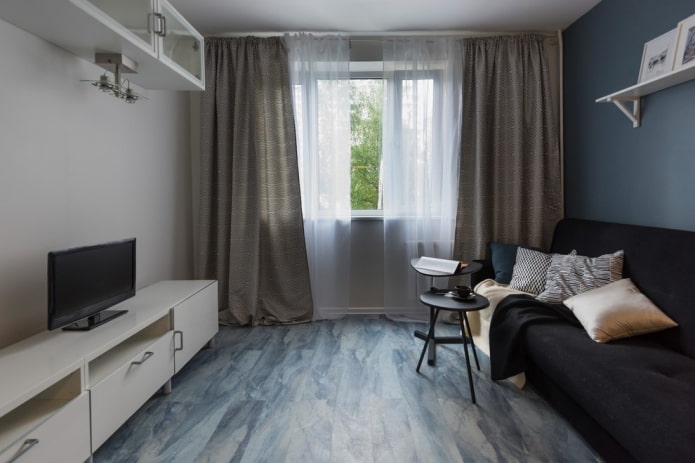 sala de estar cinza no interior de um apartamento de Khrushchev