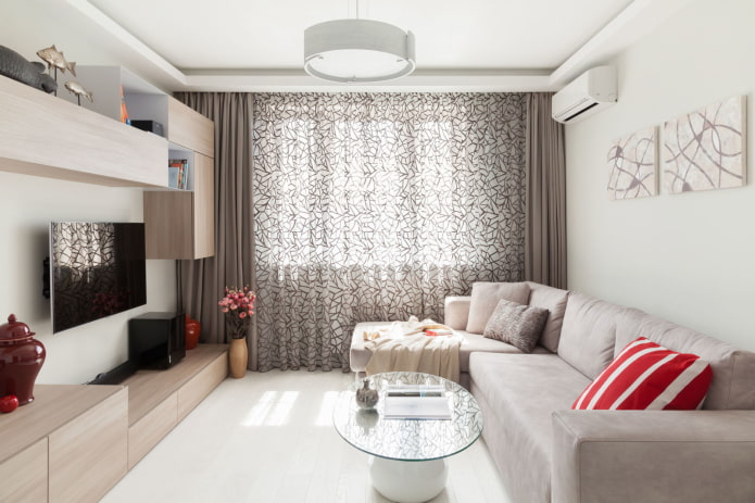 cortinas e decoração no corredor em um Khrushchevka