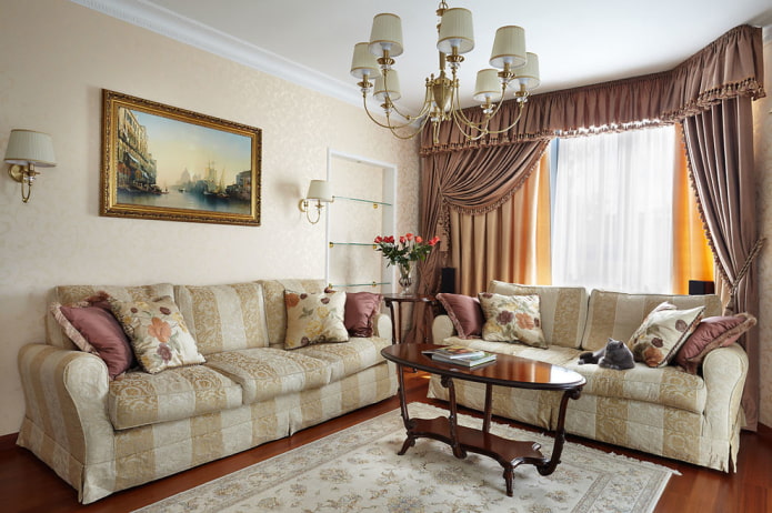 cortinas e decoração na sala de estar em estilo clássico
