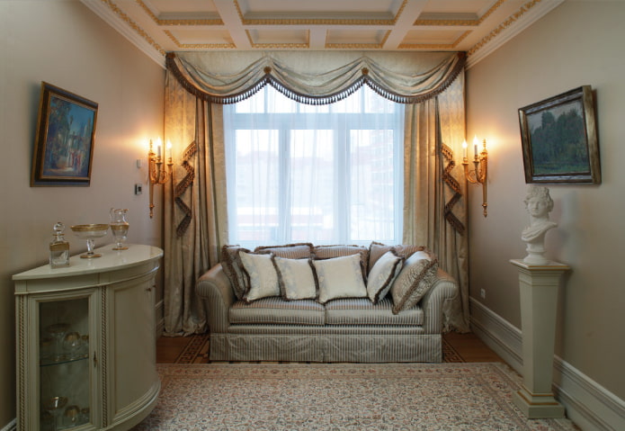 cortinas e decoração na sala de estar em estilo clássico