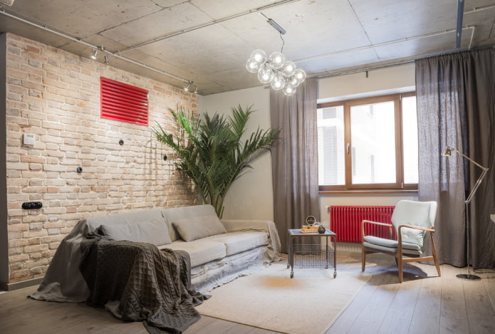 Sala de estar cinza e detalhes em vermelho