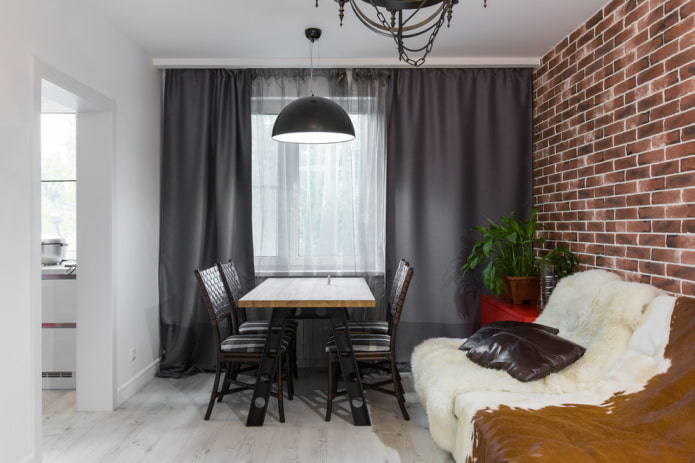Cortinas cinza, sofá de couro e almofadas