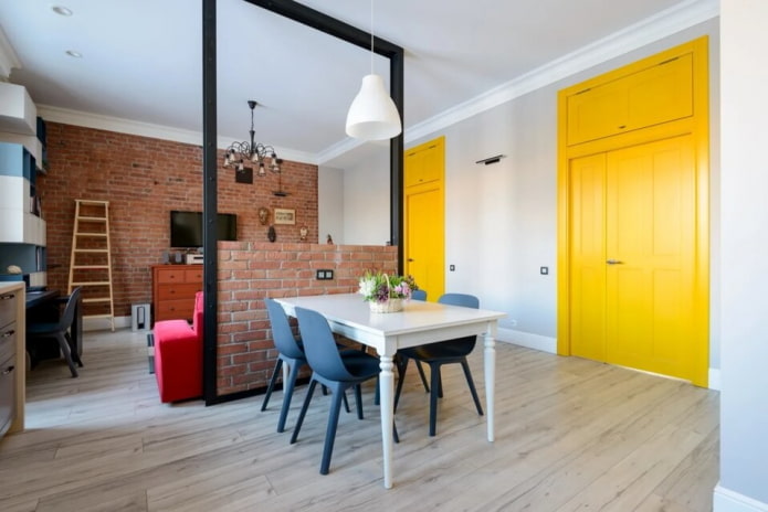 Portas contrastantes em uma sala de estar loft