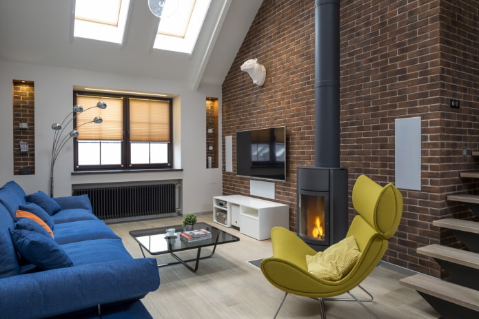 Loft na sala de estar de uma casa de campo