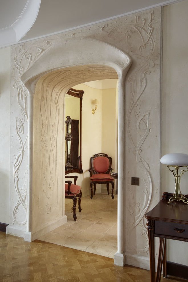 Uma abertura decorada com estuque
