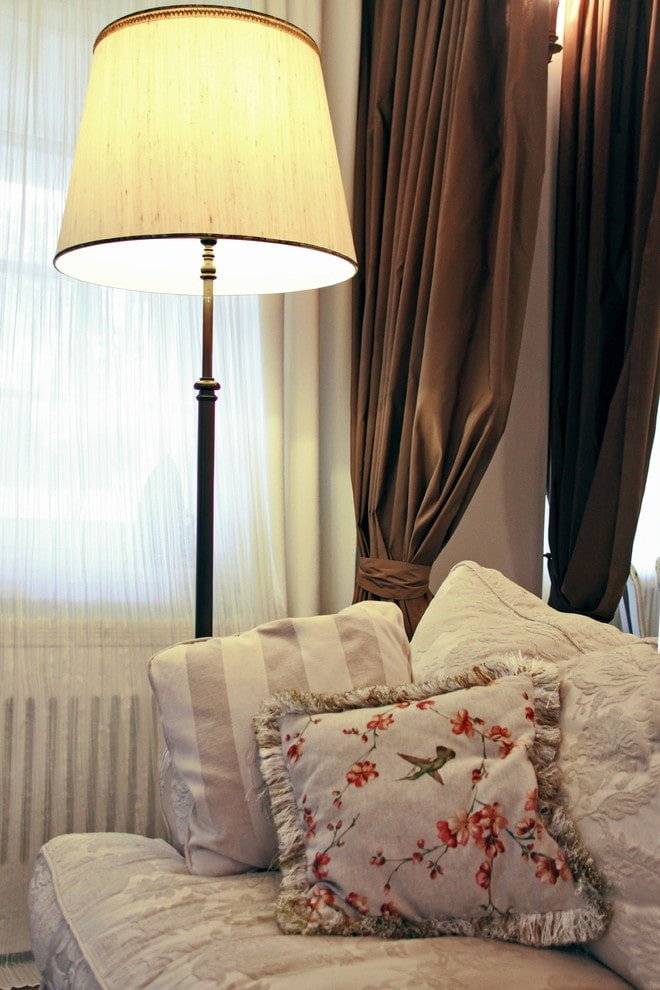 Travesseiros e cortinas no estilo provençal