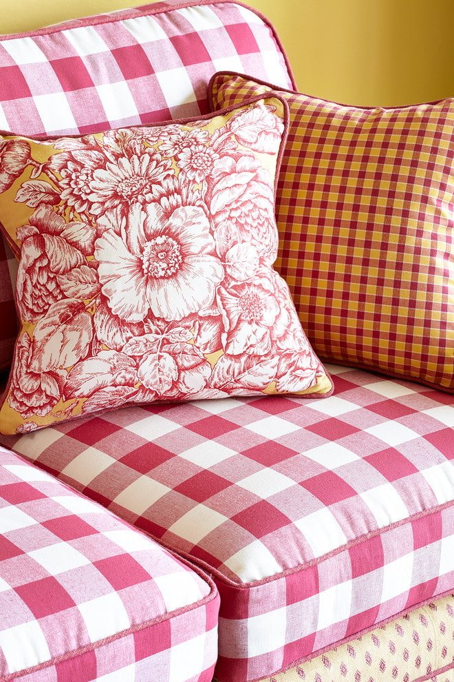 Estofamento xadrez da poltrona e estampa floral