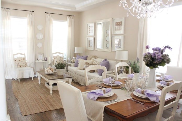 Sala de estar creme com acessórios lilás