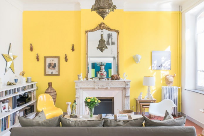 sala de estar branca e amarela