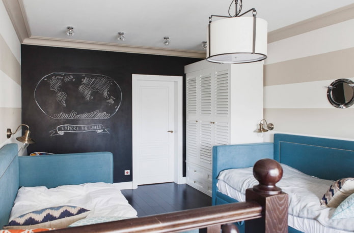 quarto infantil para dois com parede de quadro-negro