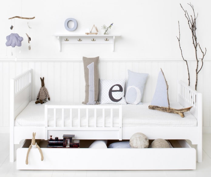 gavetas em uma cama para guardar brinquedos no quarto de uma criança