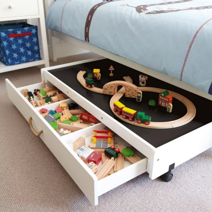gavetas em uma cama para guardar brinquedos no quarto de uma criança