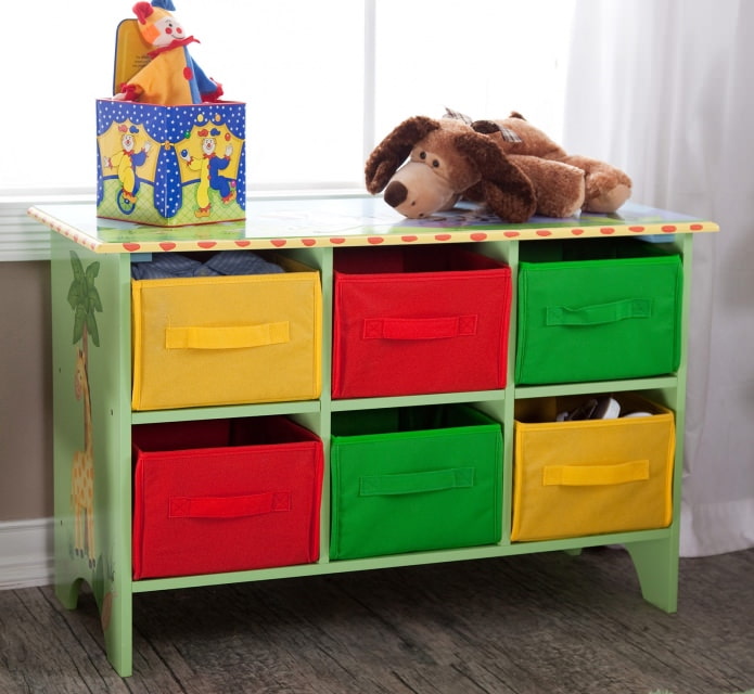 Armazenando brinquedos no quarto de uma criança