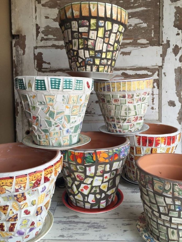 decorando vasos com pratos quebrados