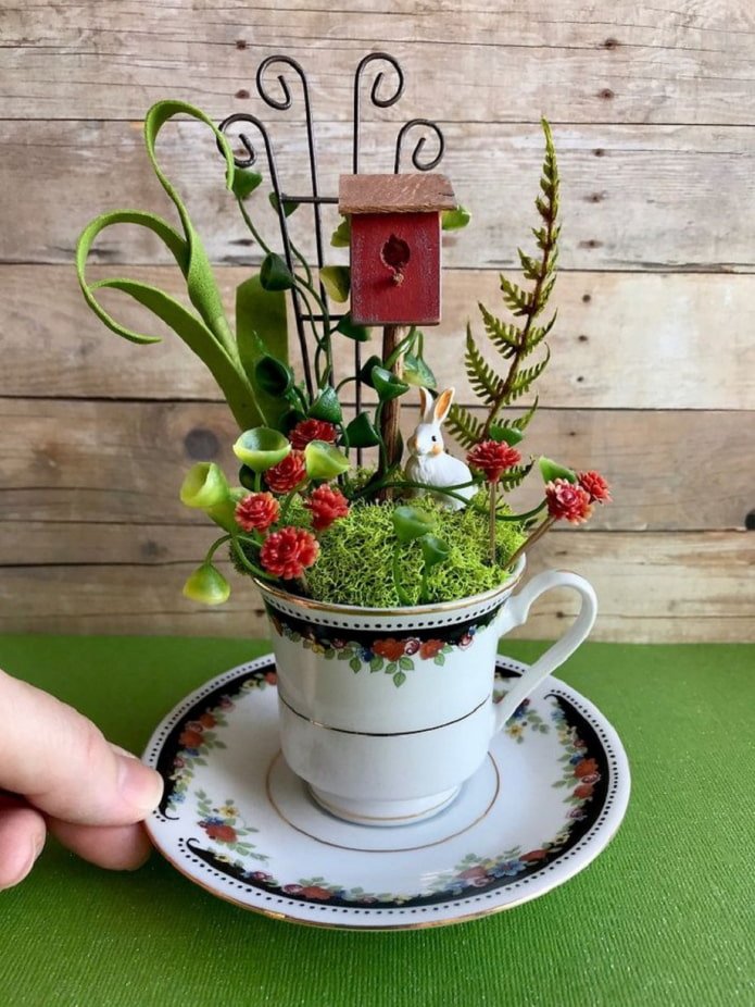 mini jardim em uma caneca